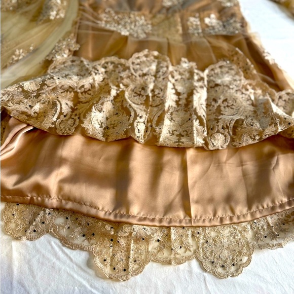 Elegant Women’s Beige Embroidered Kurta Set- Size Medium - Picture 5 of 8